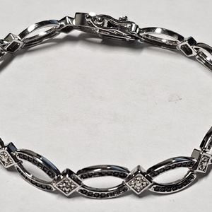 Silvertone 8" fashion bracelet with 1 center diamond chip accent.